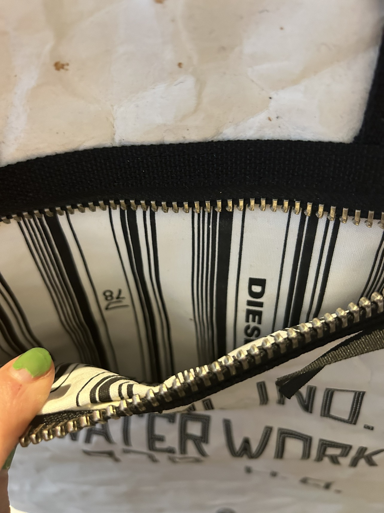 Diesel black and white tote bag image indicator(4)