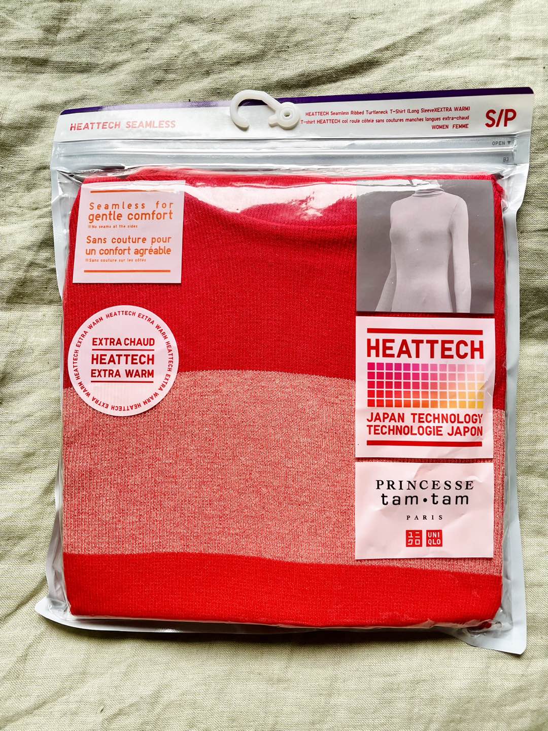 BRAND NEW Uniqlo + Princess tam tam heattech turtleneck image indicator(2)