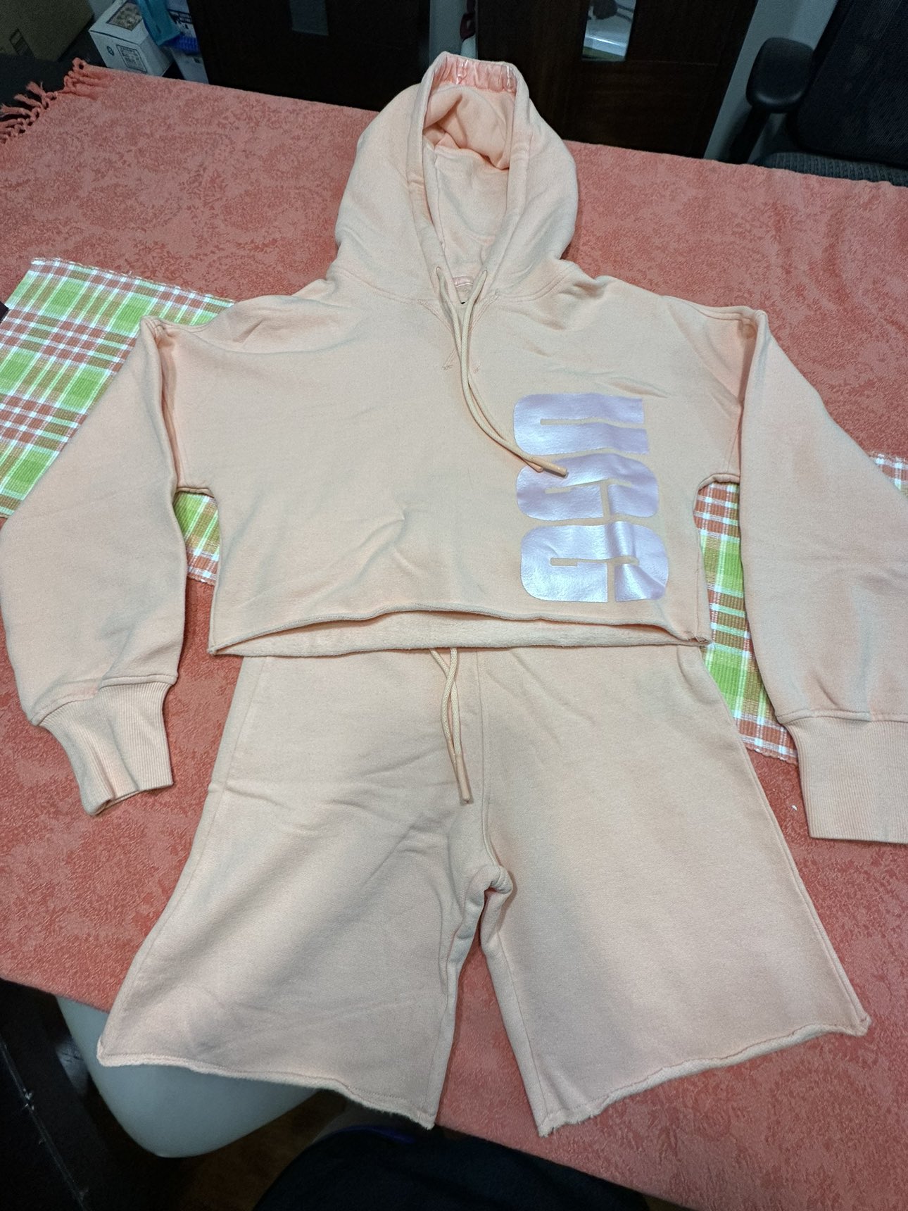 UGGS HOODIE & SHORTS NEW XS thumbnail