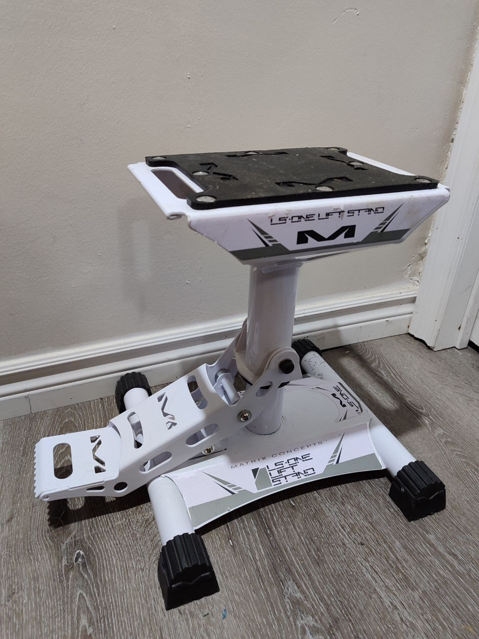 Matrix Concepts White LS-One Lift Stand