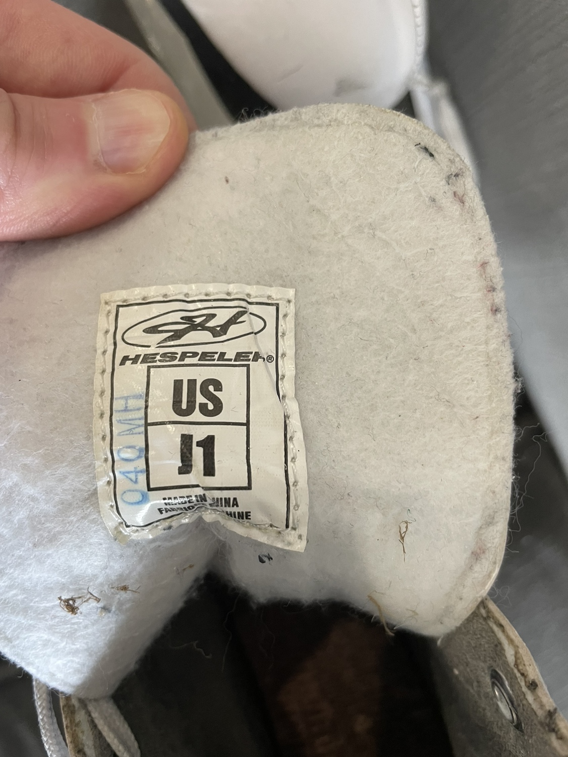 Girls skates 6-8yo FREE #freecycle image indicator(2)