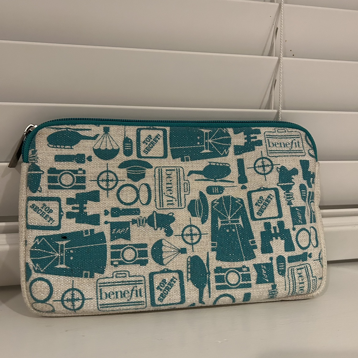 Branded make up and Benefit bag - photo 2