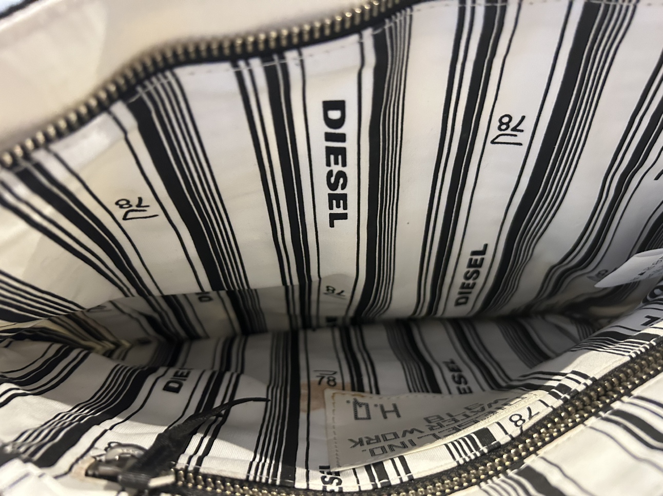 Diesel black and white tote bag image indicator(5)