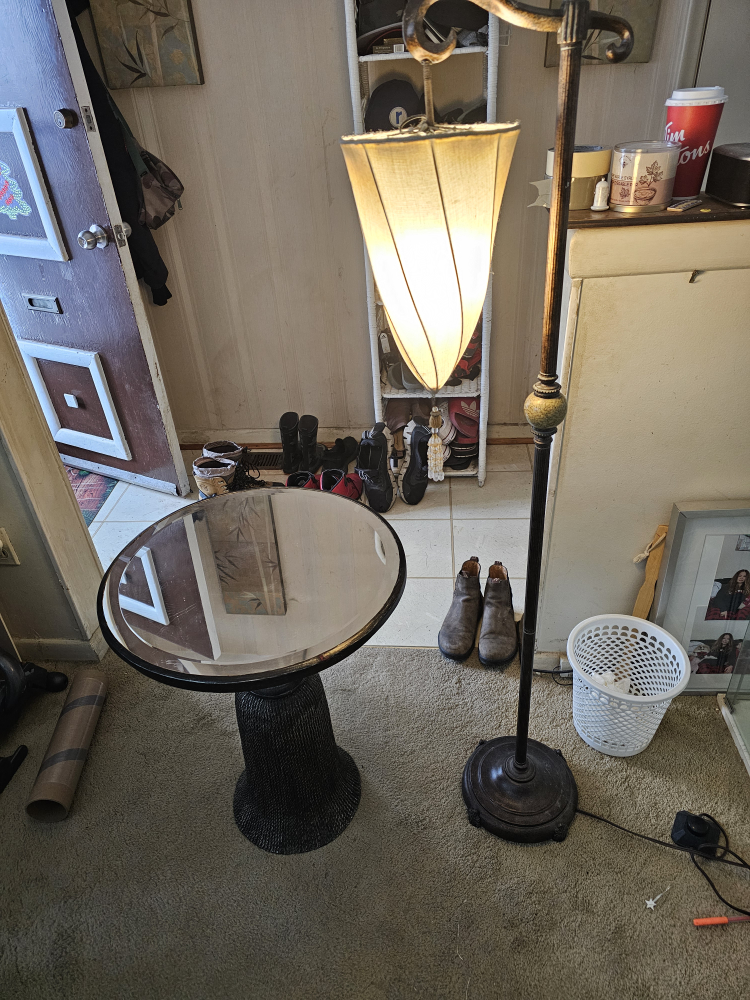 table and lamp - photo 2