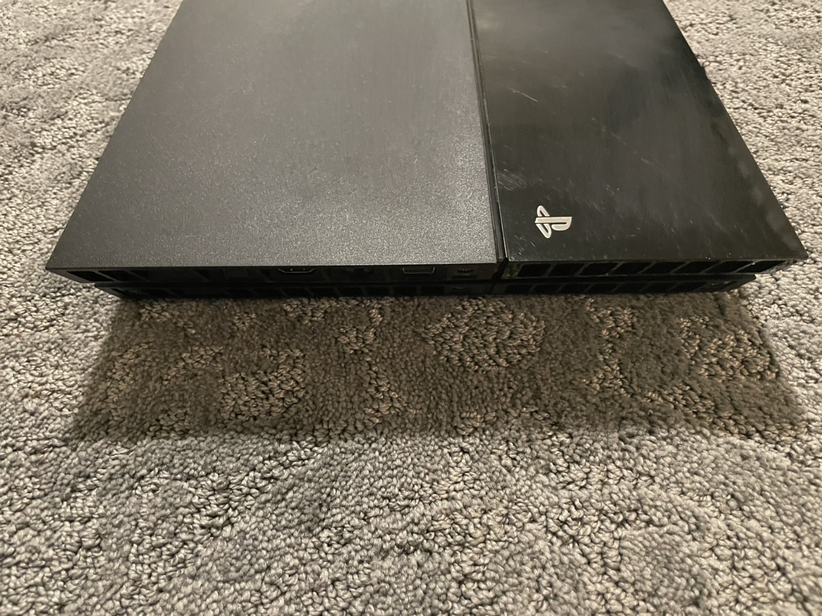 PS4 comes with controller and wires image indicator(4)