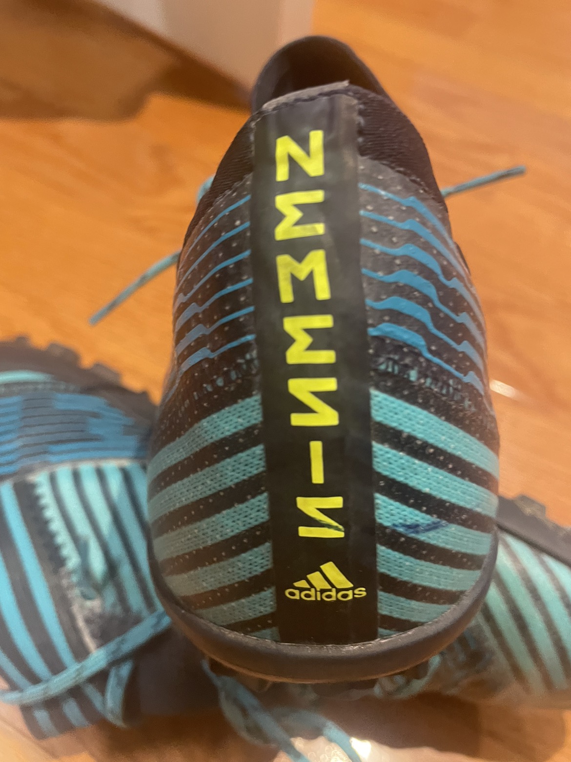 Men’s 9.5 indoor soccer shoes