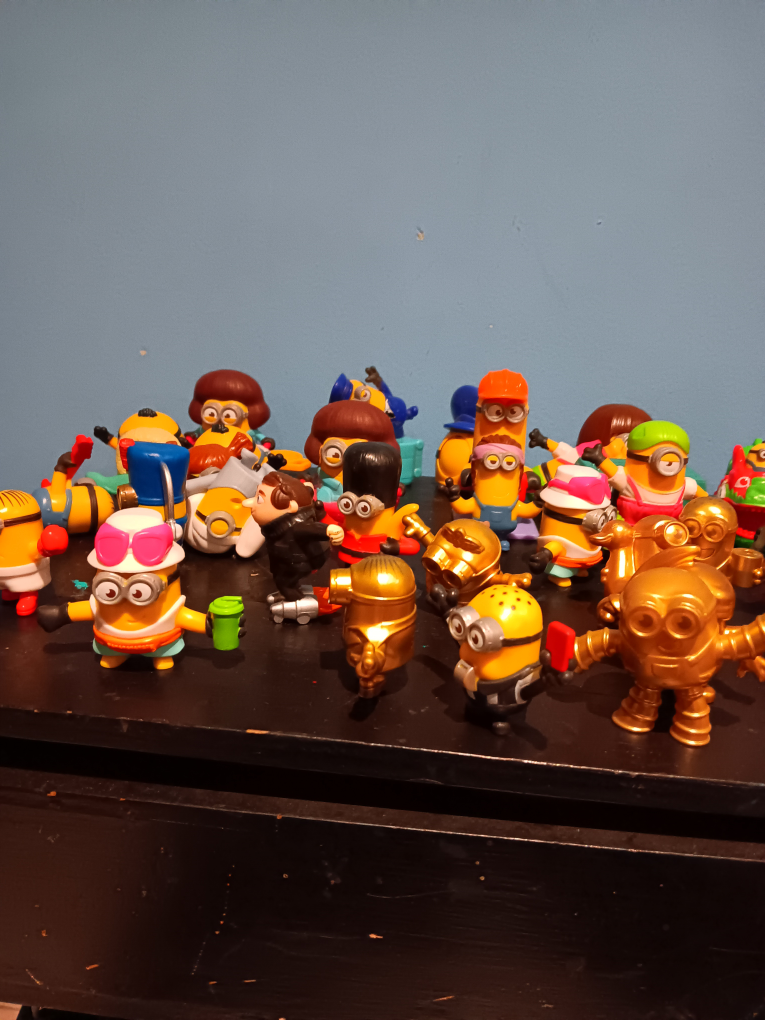 36 Minnion figures thumbnail