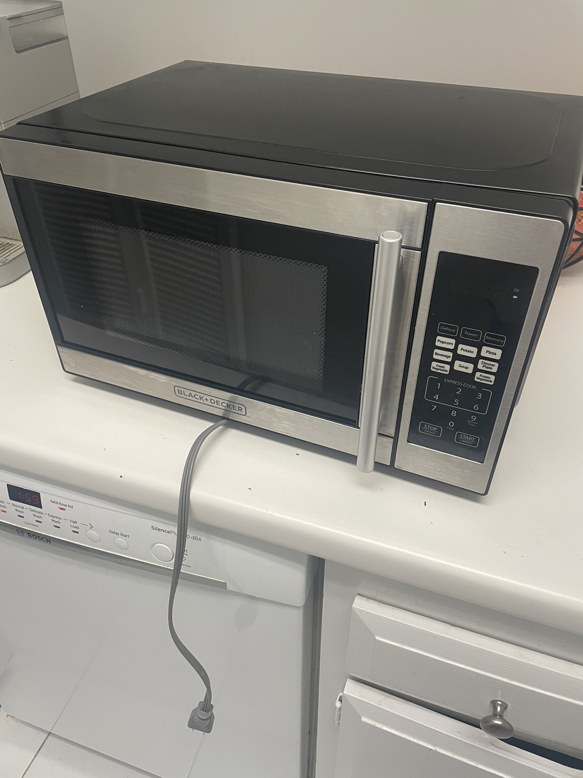 BLACK+DECKER 0.7 cu ft 700W Microwave Oven - Black EM720CPN-P