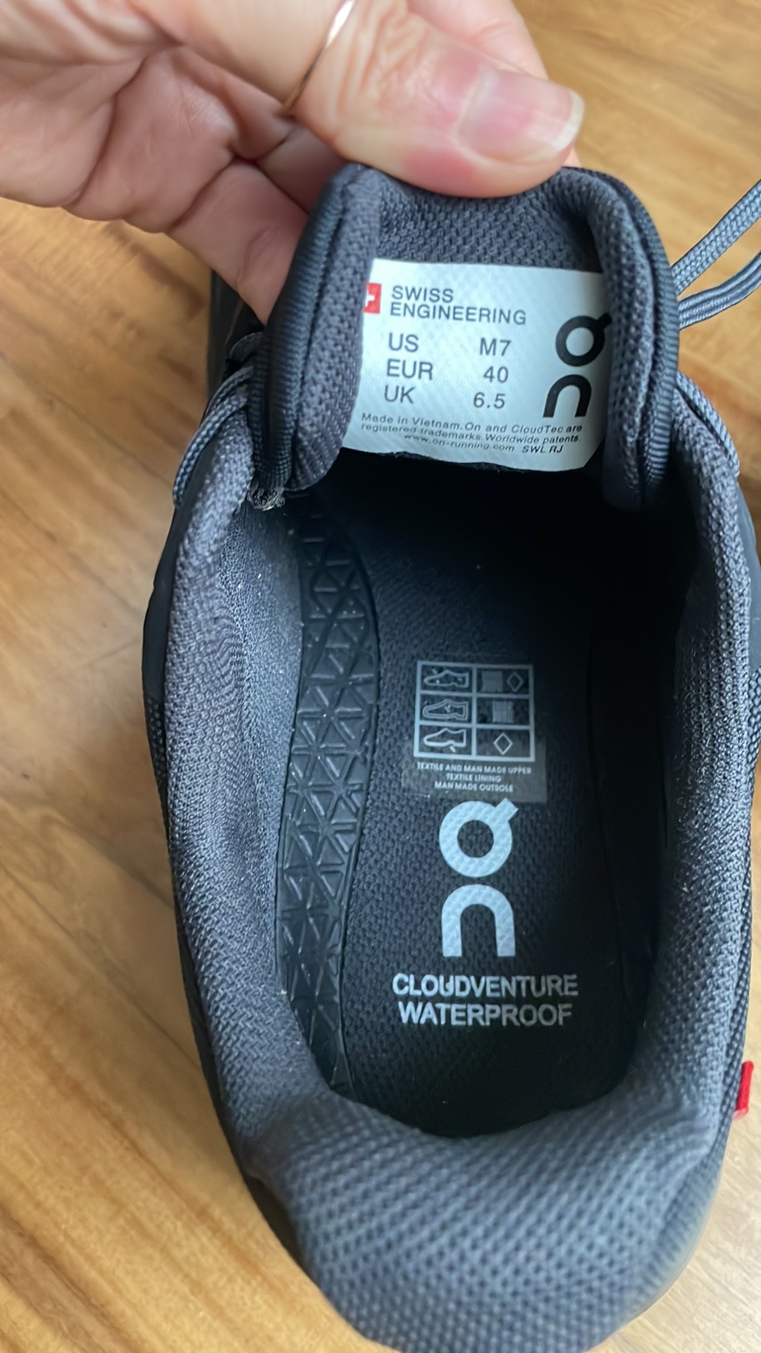 ON cloudventure waterproof men’s sz.7 - photo 4