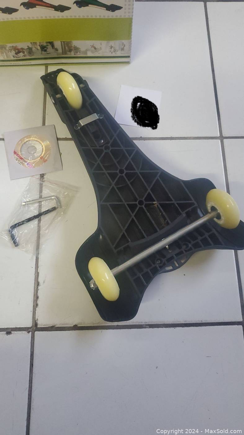 Sole Skate 3 Wheel Skateboard.***NEW IN BOX*** image indicator(2)