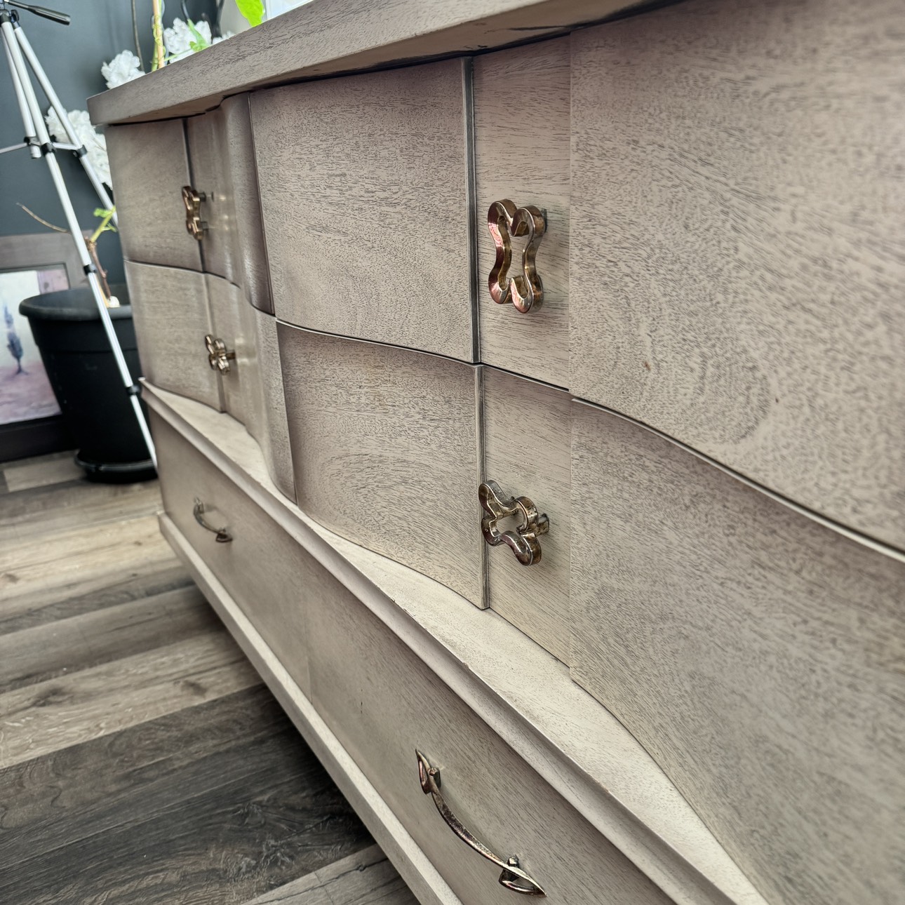 6 Drawer Dresser w/ Vanity Mirror in good condition - photo 3