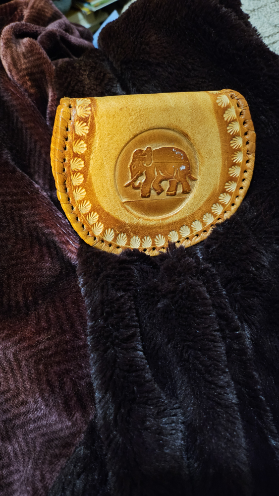 CROSSBODY LEATHER POUCH WITH LUCKY ELEPHANT image indicator(3)