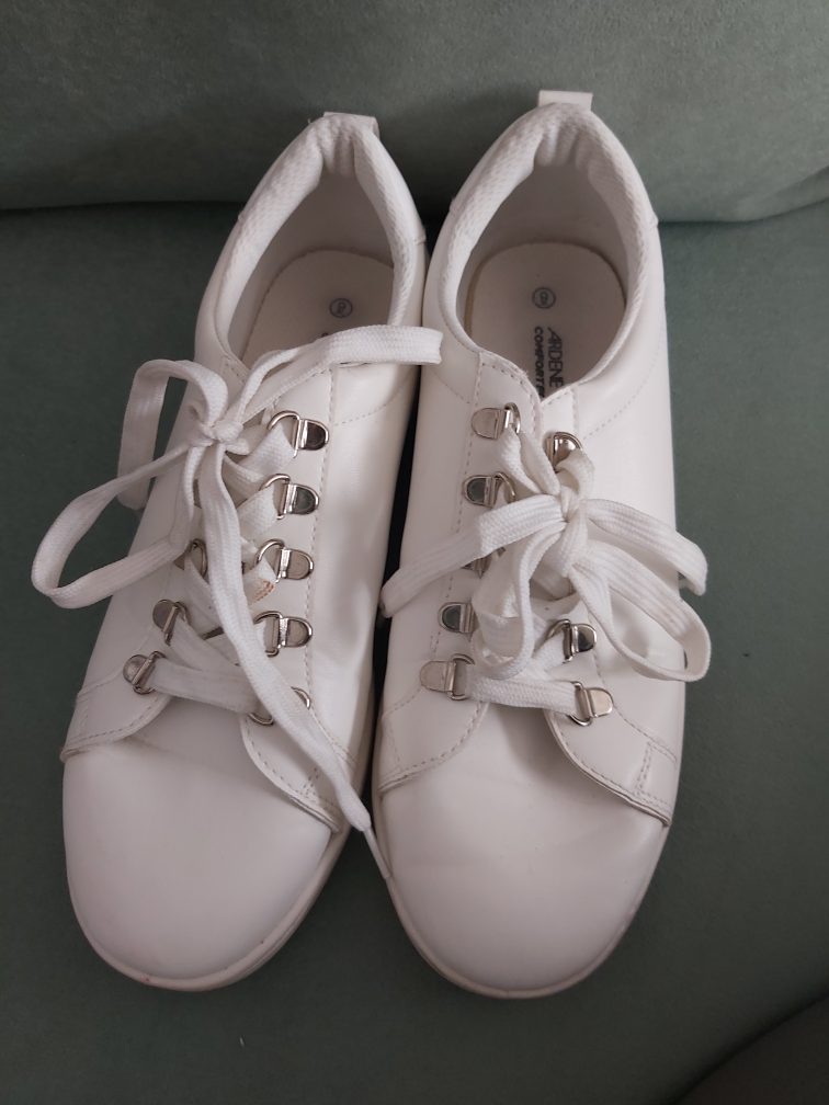 Ardene white runners, size 9 image indicator(2)
