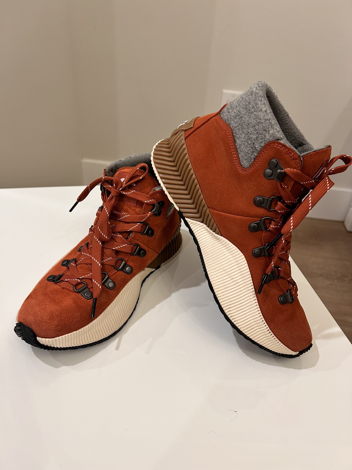 Sorel 7.5 women’s red winter shoes - photo 2
