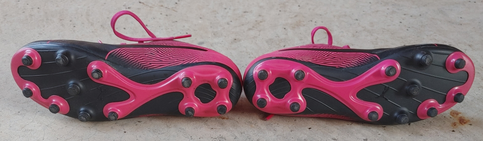 Soccer cleats image indicator(4)