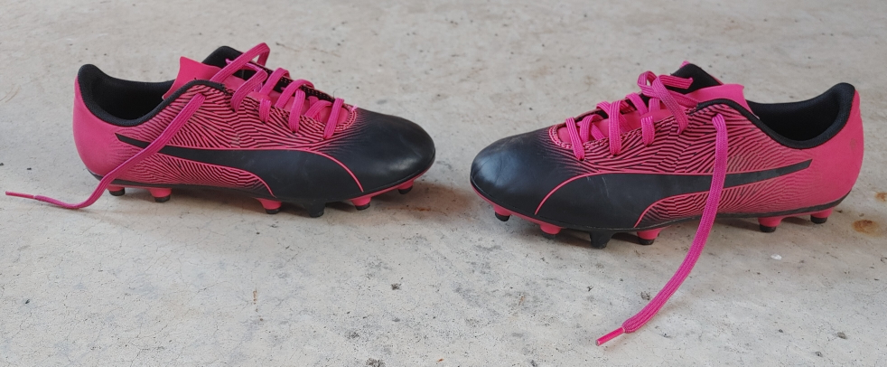 Soccer cleats image indicator(6)