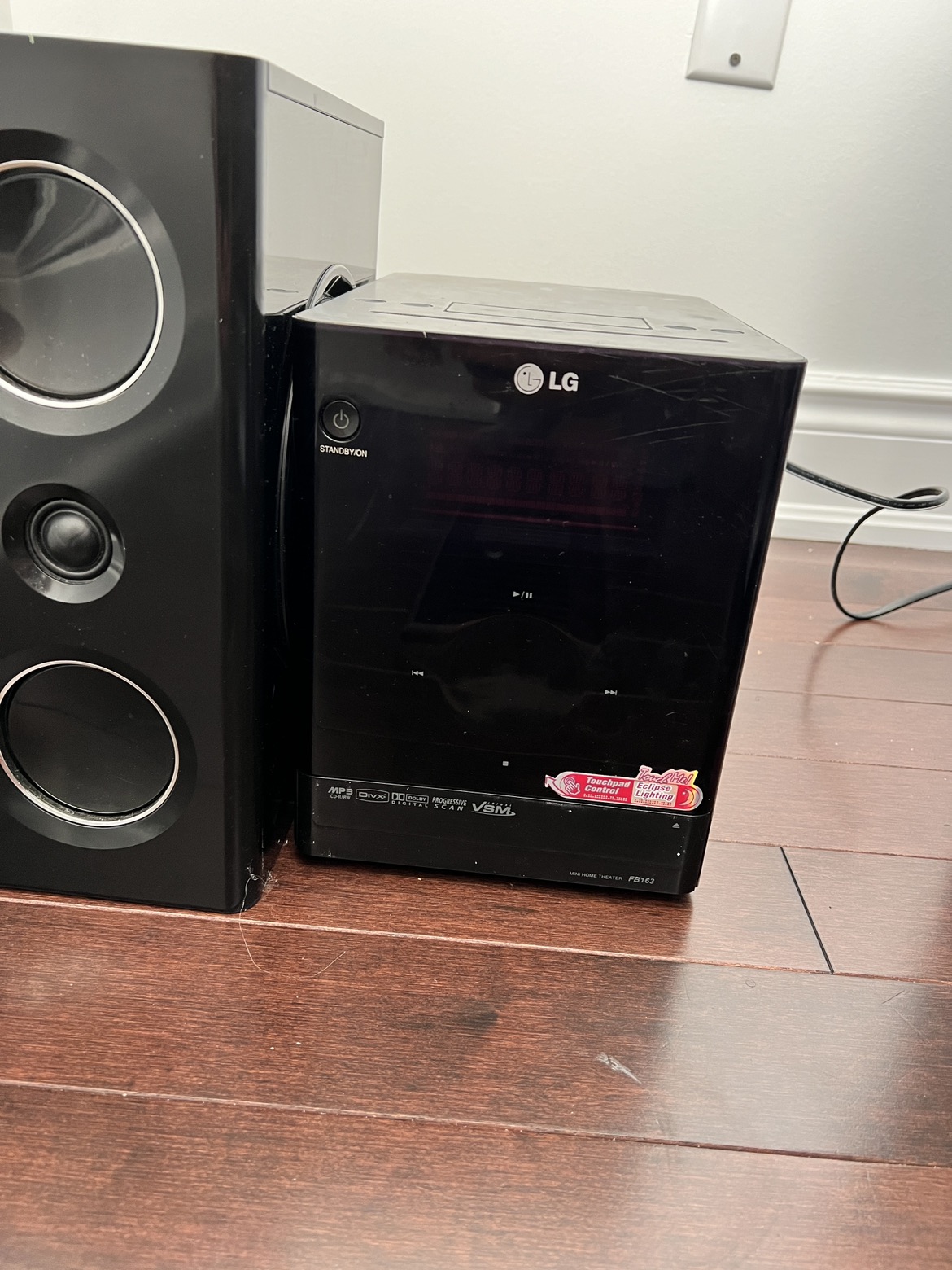 Perfect condition LG stereo system. Perfect for bedroom. - photo 2