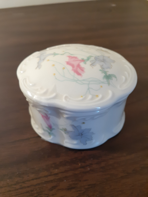 NEW Set of Lovely Photo Frame and Jewelry Trinket Box image indicator(4)