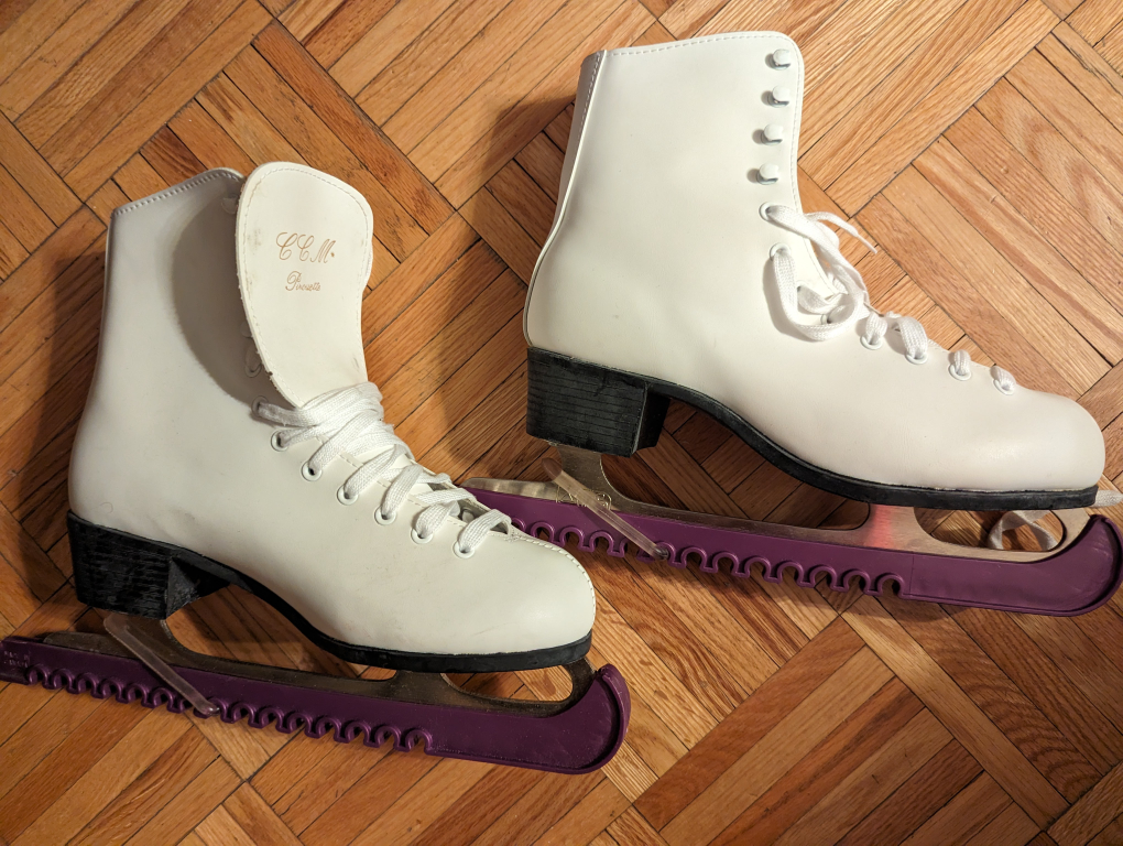 Women's figure skates