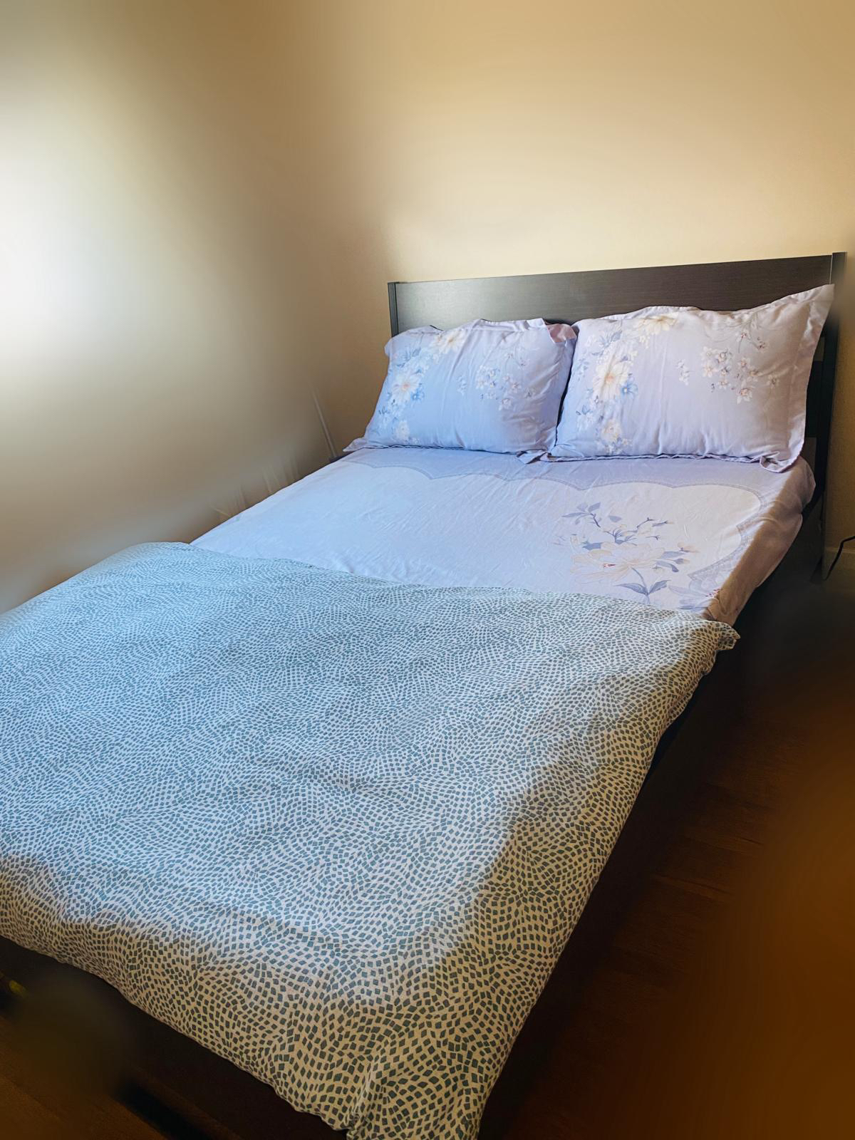 Double bed with mattress and 2 pillows thumbnail