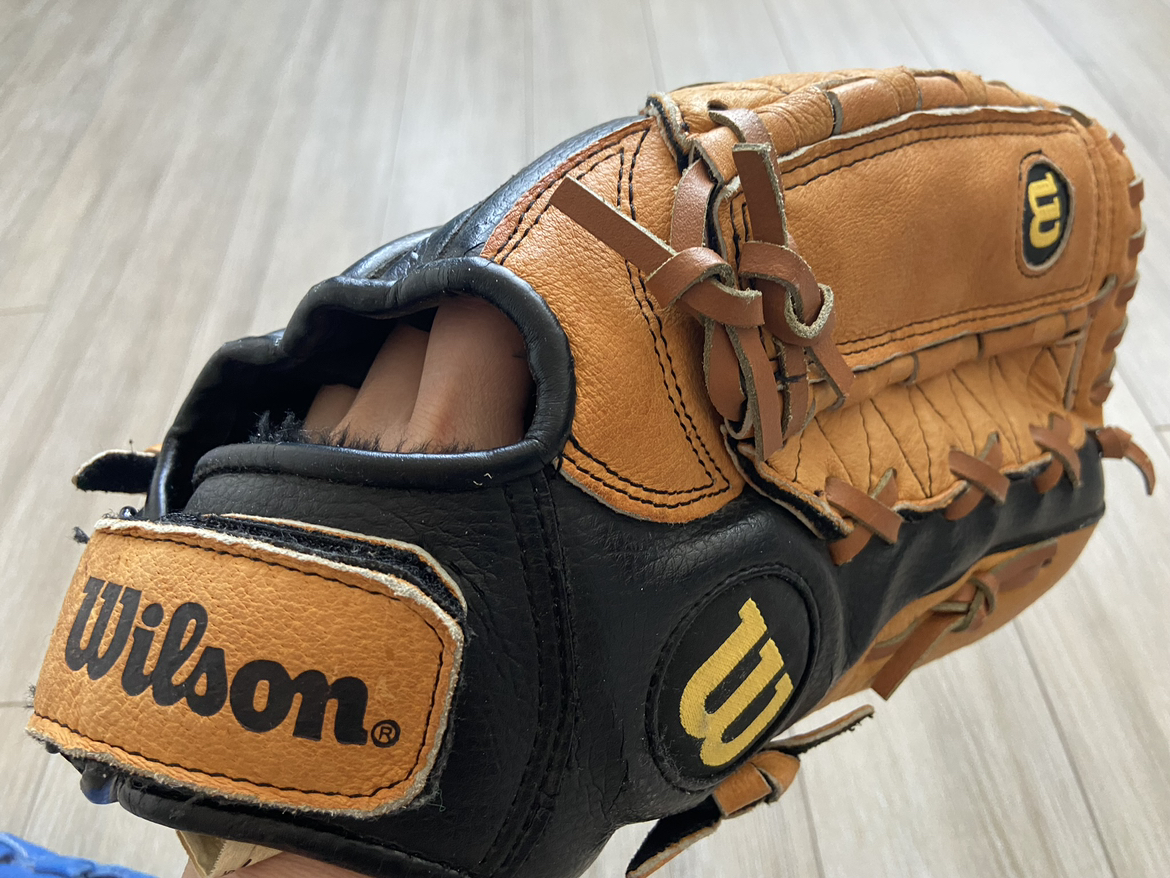 Wilson A0330 Baseball glove Dual Hinge Pocket  12.5”