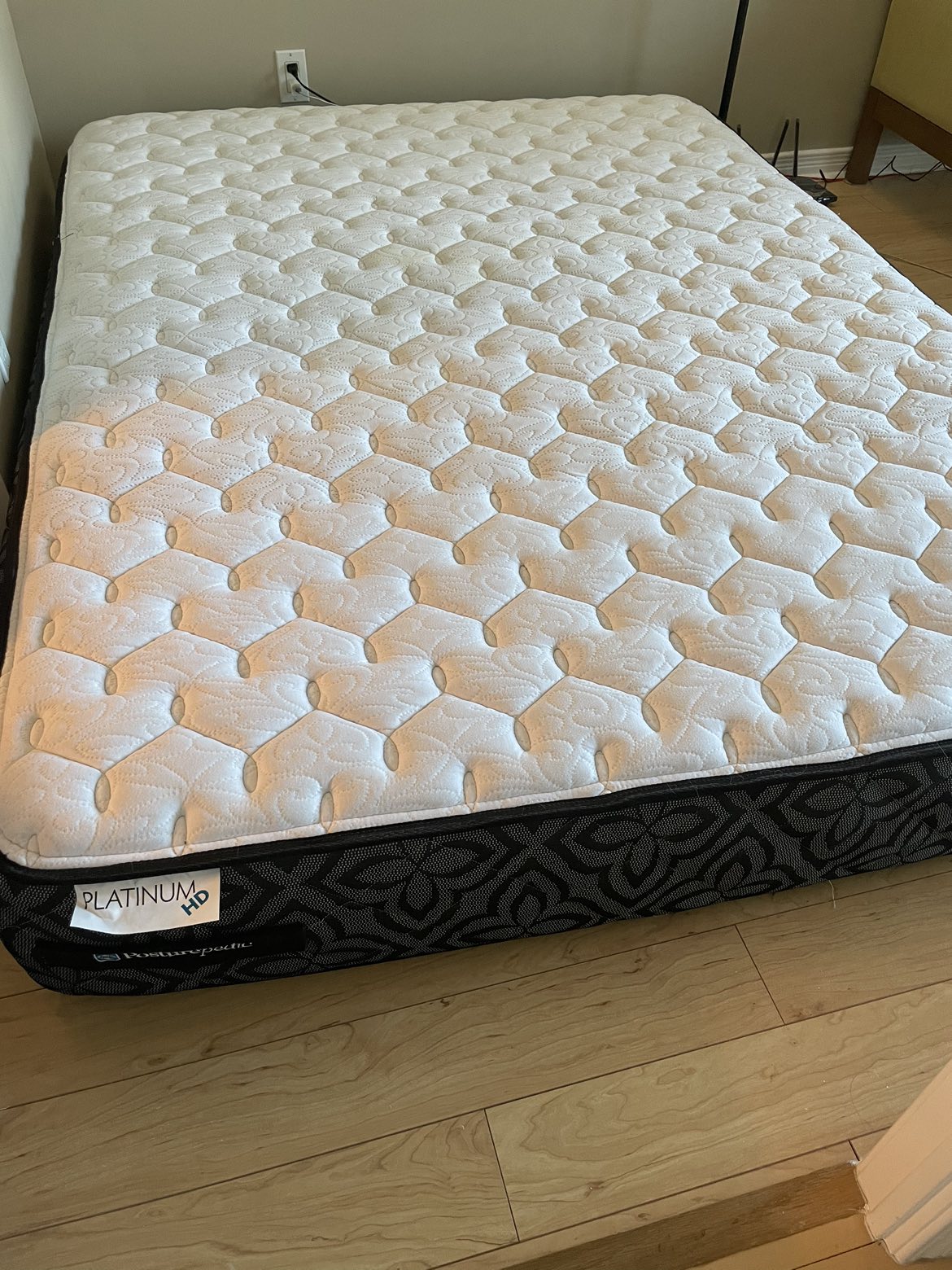 Sealy Queen mattress ( Posturepedic)