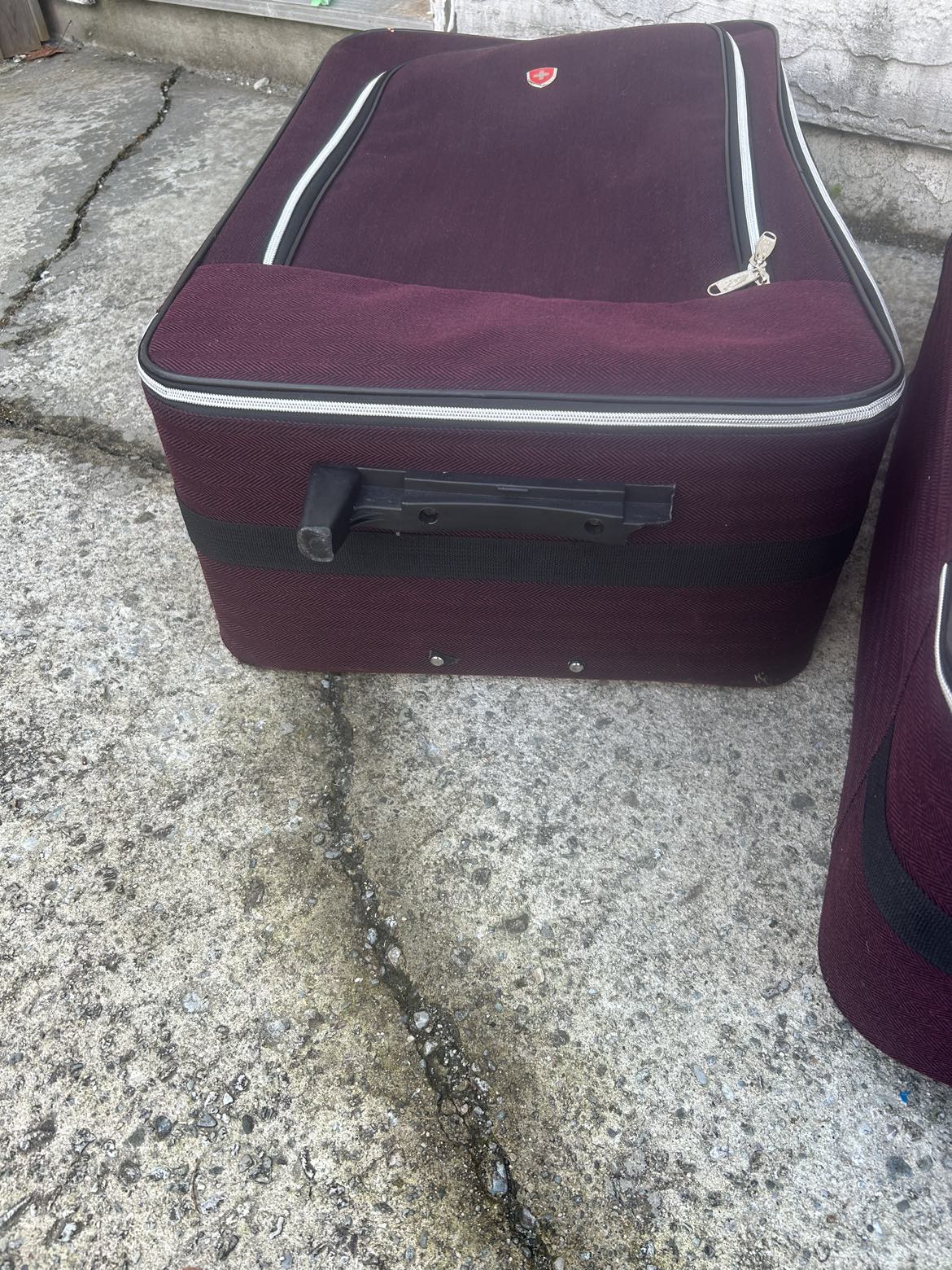 2 luggages , good condition, wheel broke - photo 3