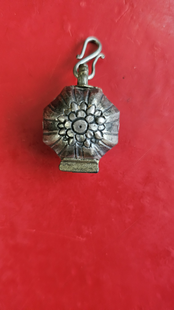ANTIQUE SILVER POISON PENDANT image indicator(2)