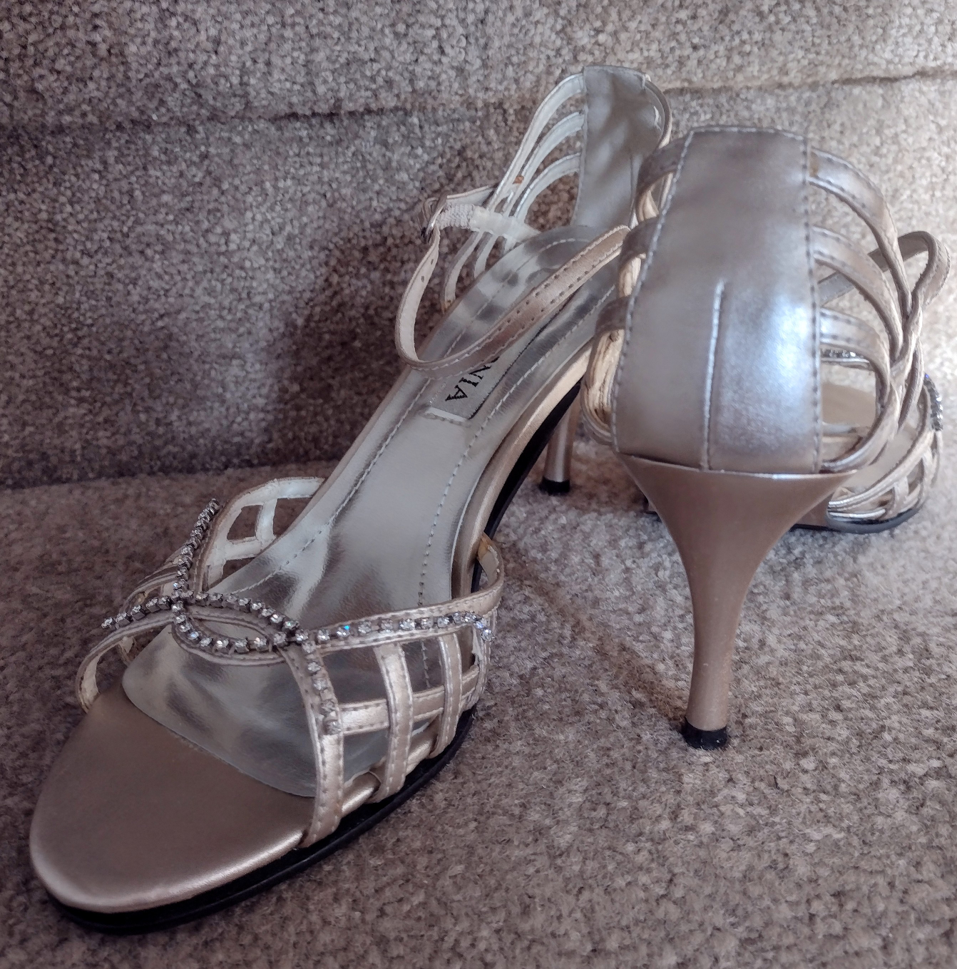 LADIES BEAUTIFUL STRAP HEELS  7.5M image indicator(4)