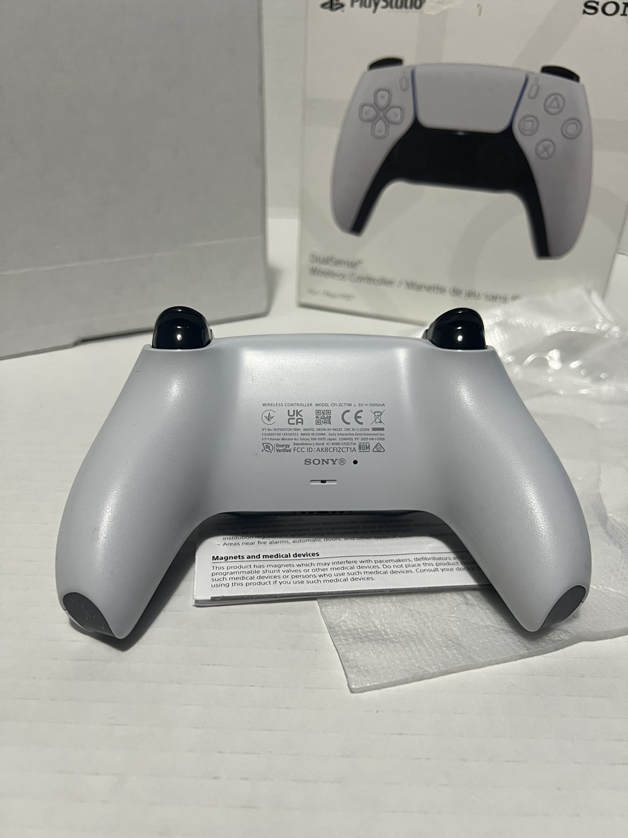 DualSense Wireless Controller - White image indicator(3)