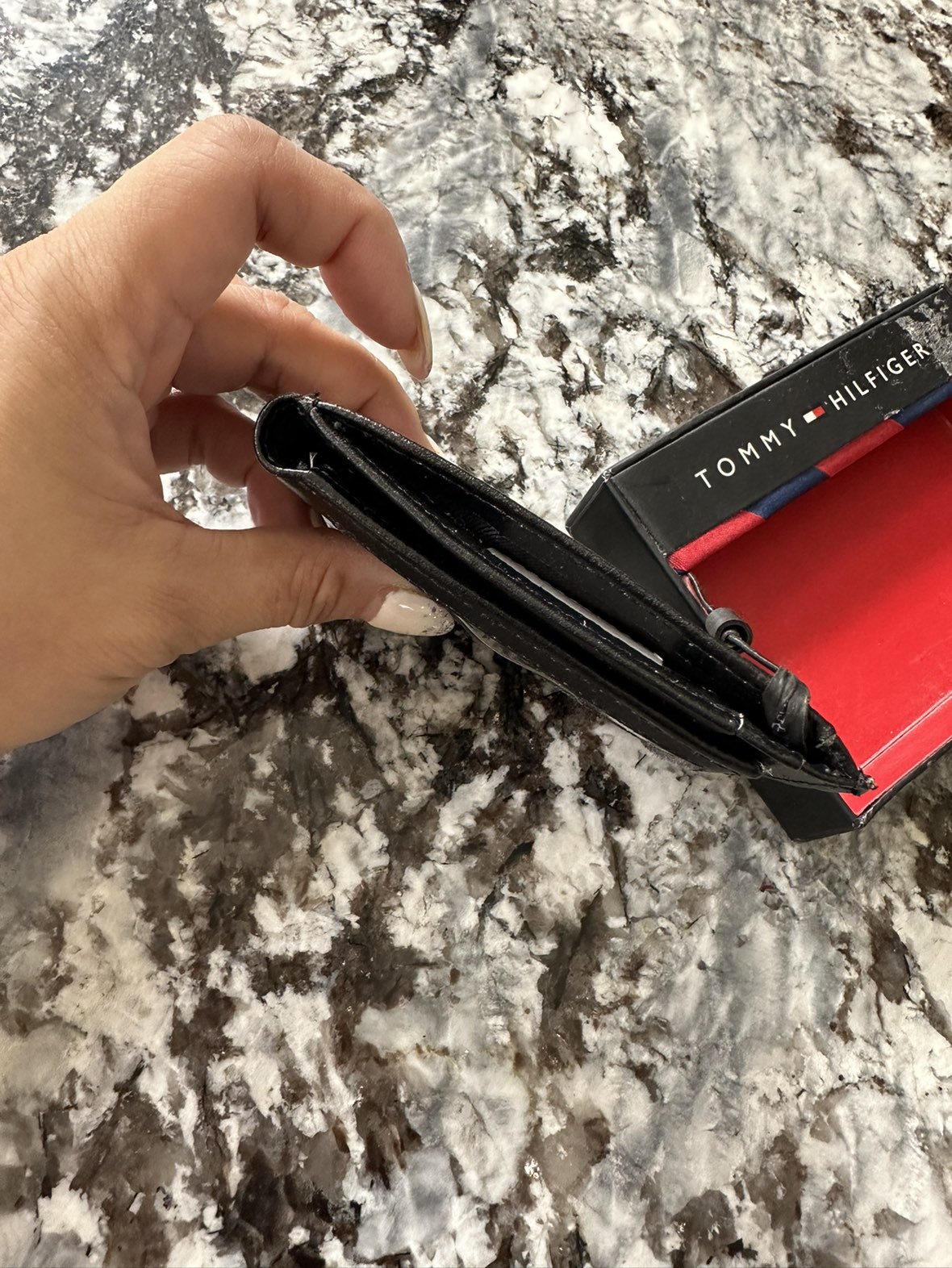 Tommy Hilfiger Slim Mens Leather Wallet with Magnetic Closure - photo 3