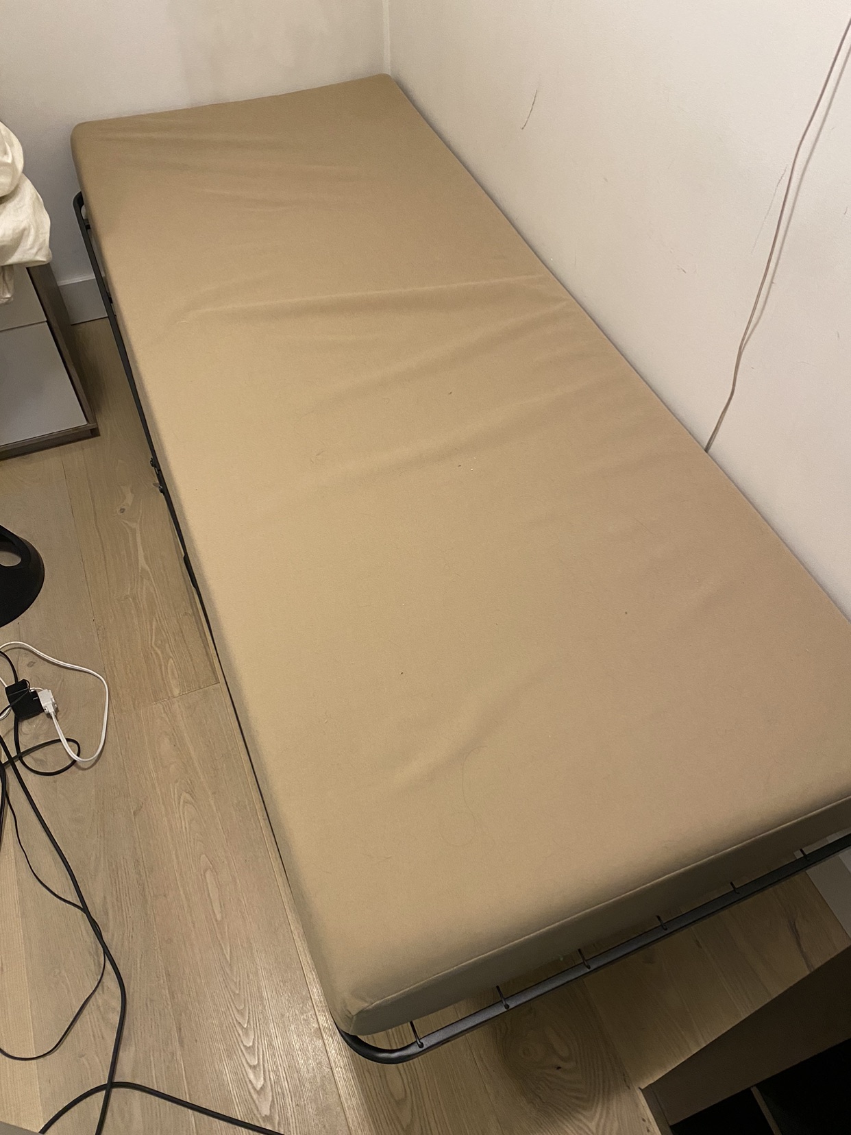 Small guest bed frame & mattress - photo 2