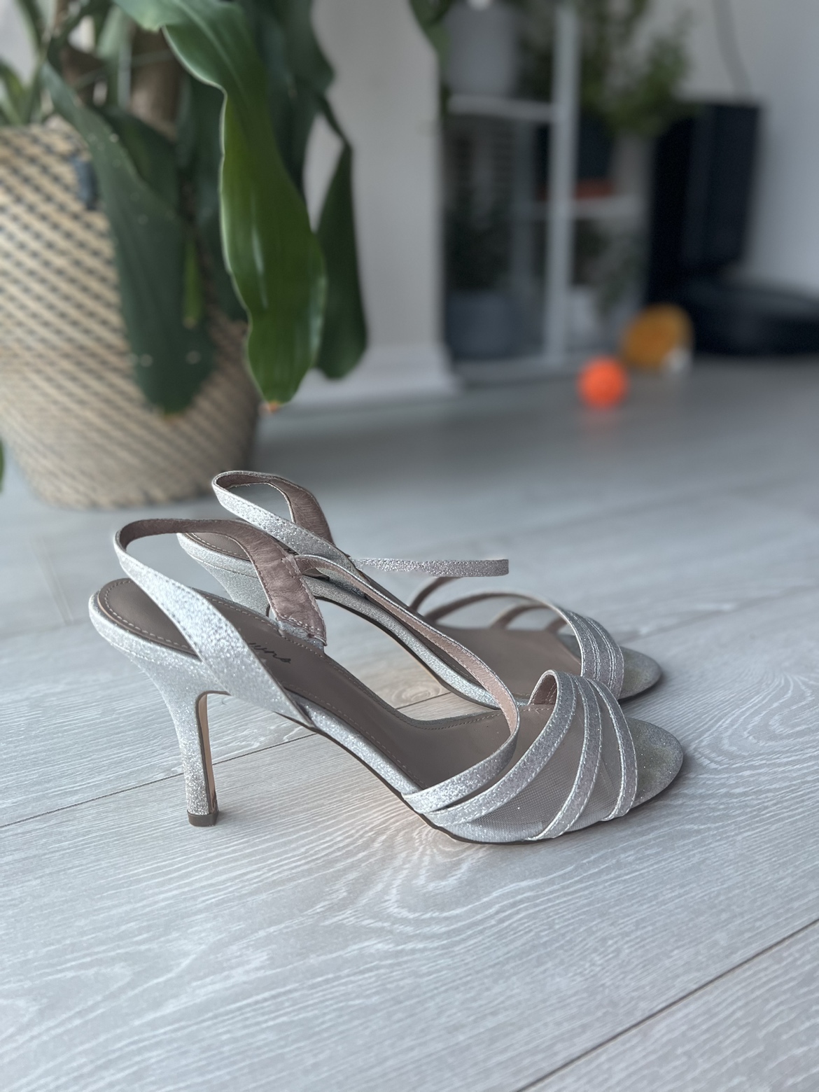 Browns Silver Heels (woman size 8.5) thumbnail