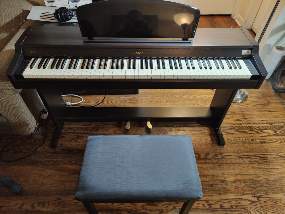Roland HP-136 digital piano fully weighted 88 keys - photo 2