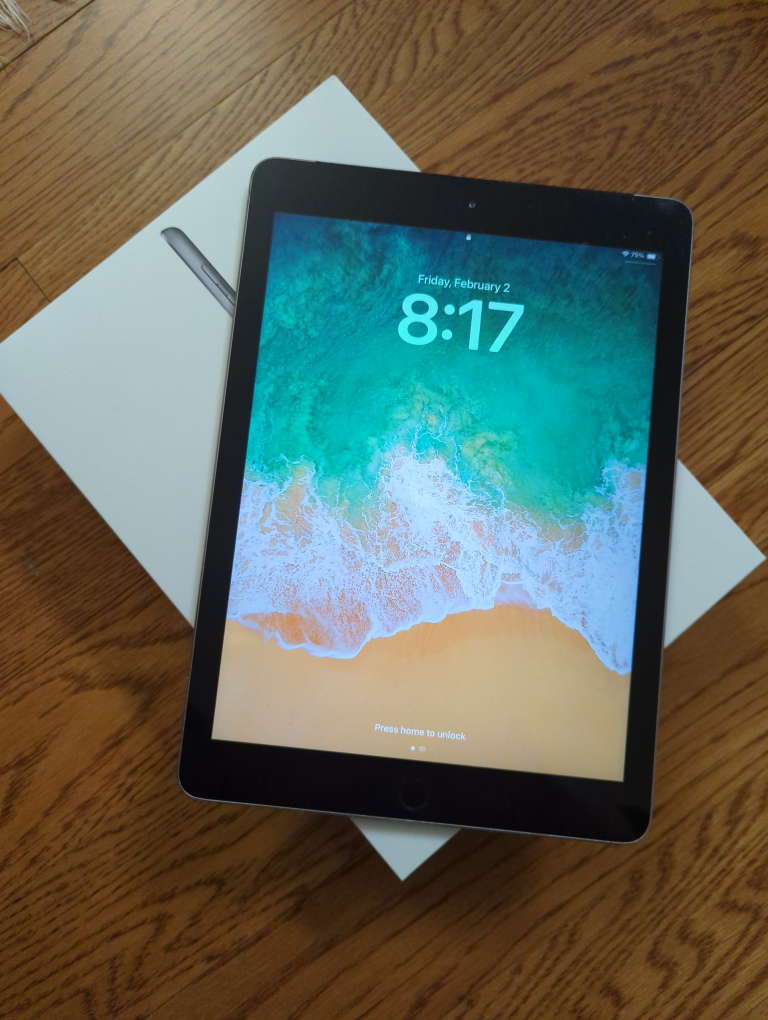Apple iPad(6th Generation) - 32GB - WiFi + LTE thumbnail