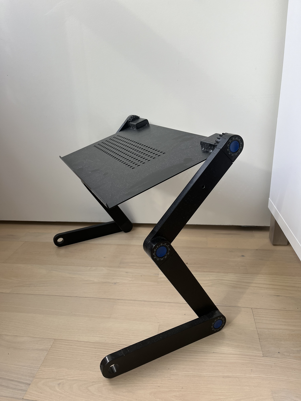Fully adjustable laptop stand! 3 hinges thumbnail