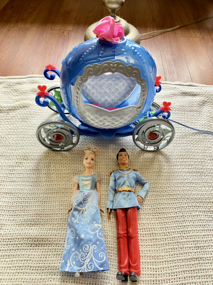 Disney Cinderella & Prince Charming & Carriage image indicator(2)