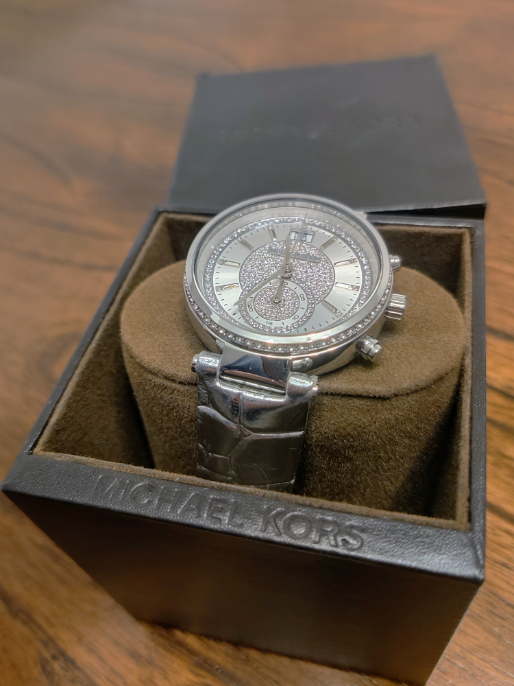 Stunning women's Michael kors leather watch image indicator(3)