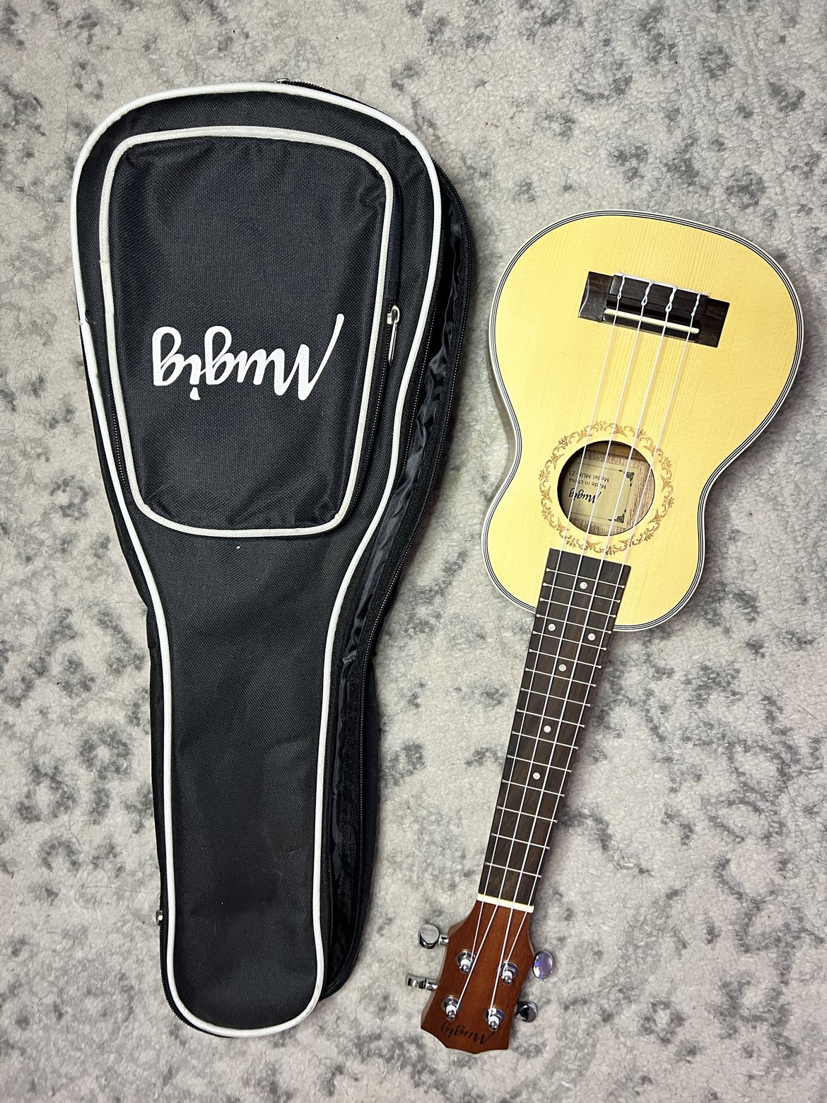 Like New - Ukelele with case - photo 2