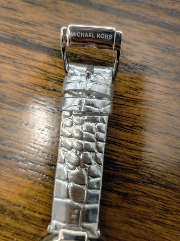 Stunning women's Michael kors leather watch image indicator(7)