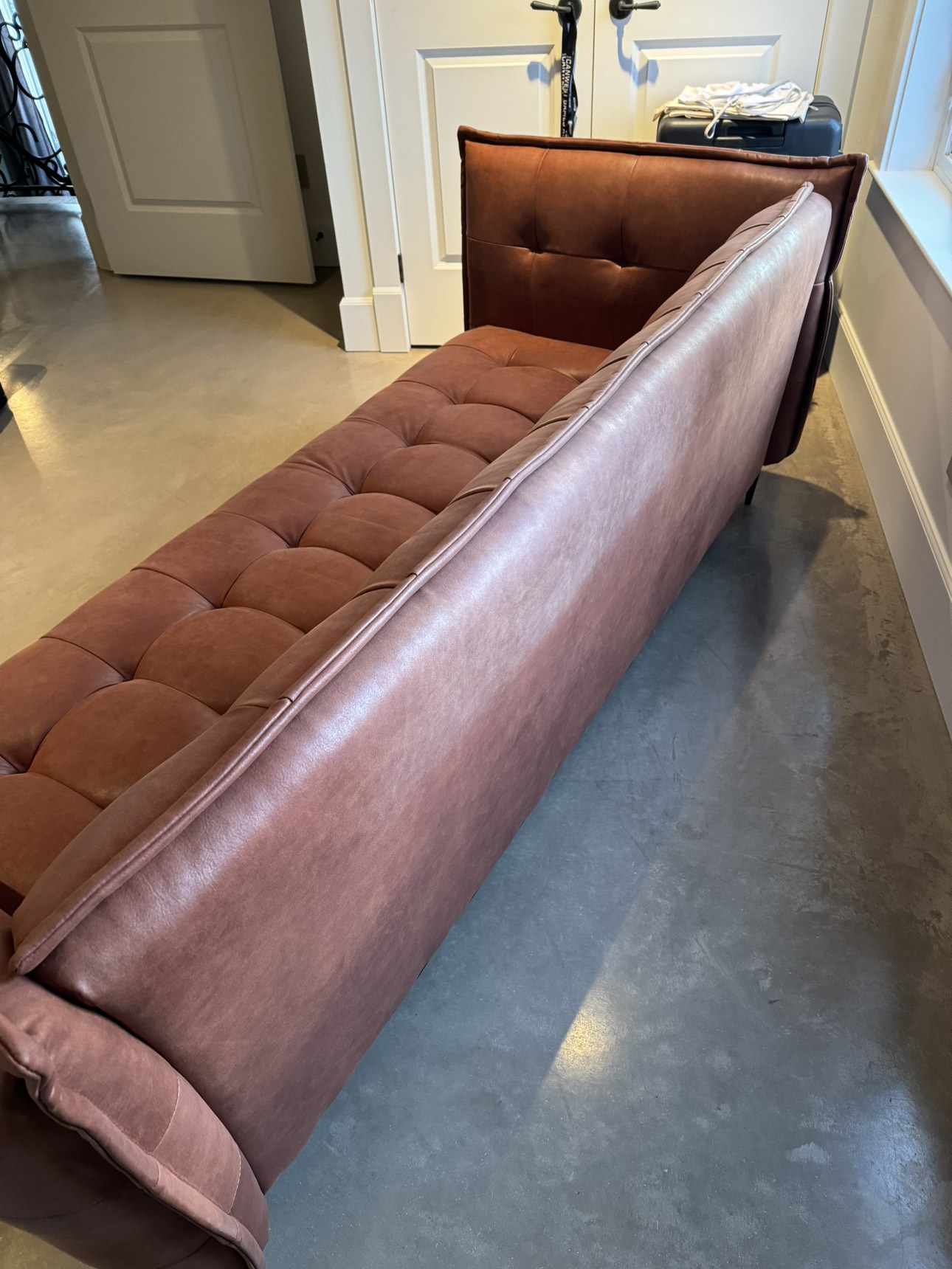 3 - 4 Seater Tufted Leather Couch - photo 4
