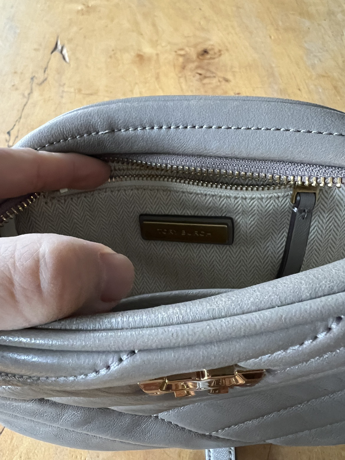 Tory Burch leather purse image indicator(3)