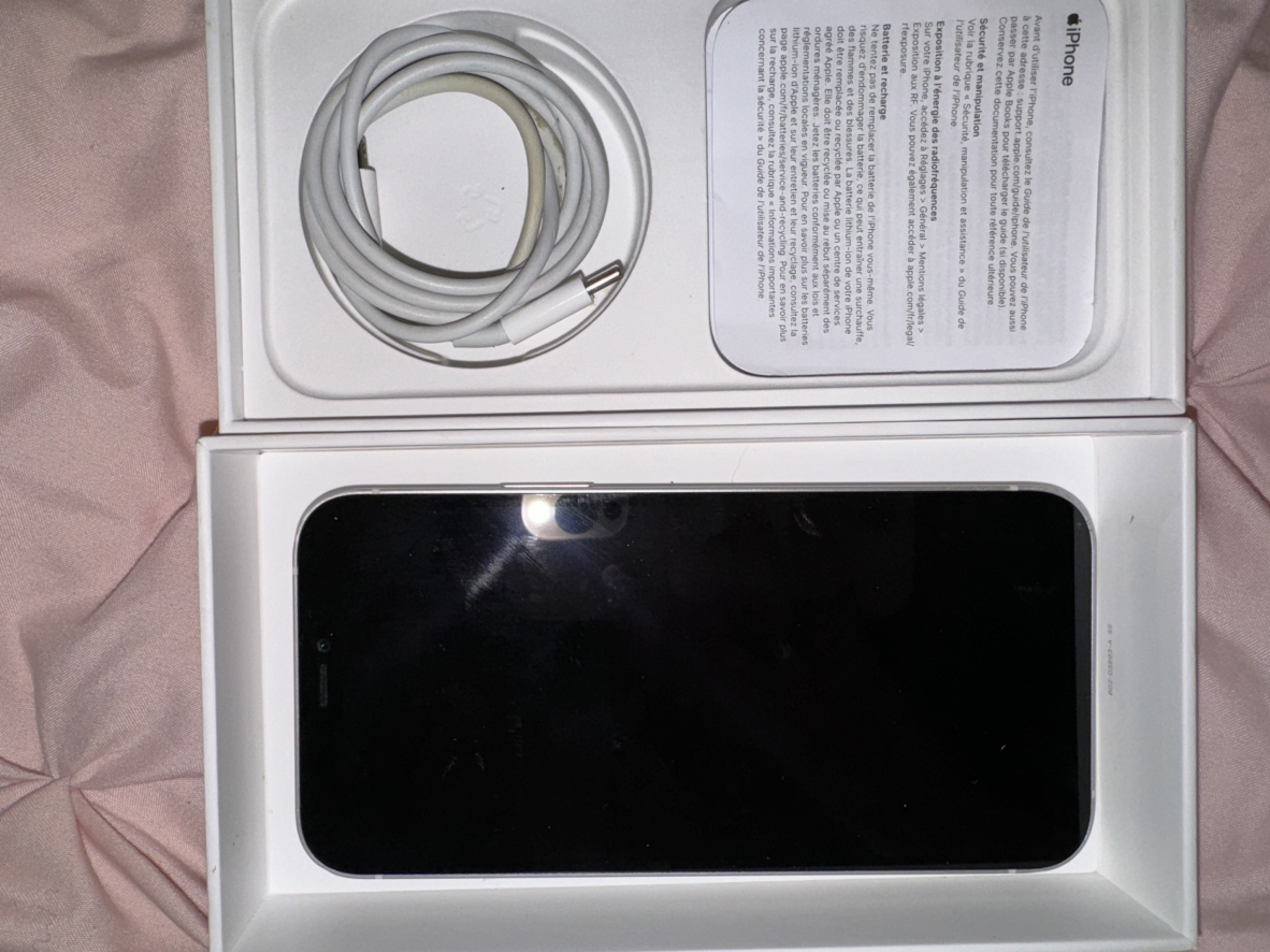 iPhone 12 white 256 GB with 4 free phone cases thumbnail