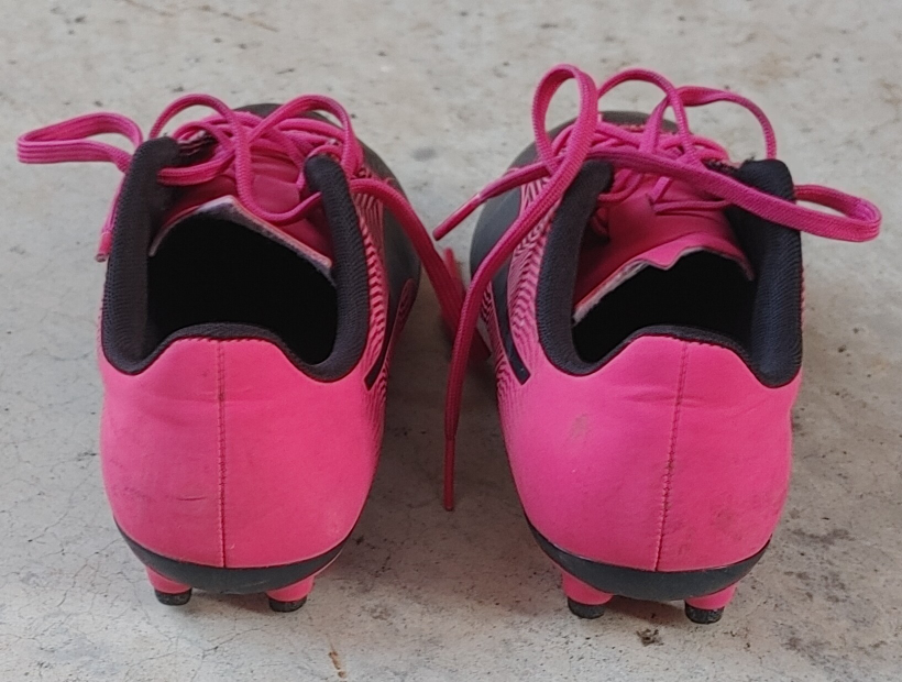 Soccer cleats image indicator(3)