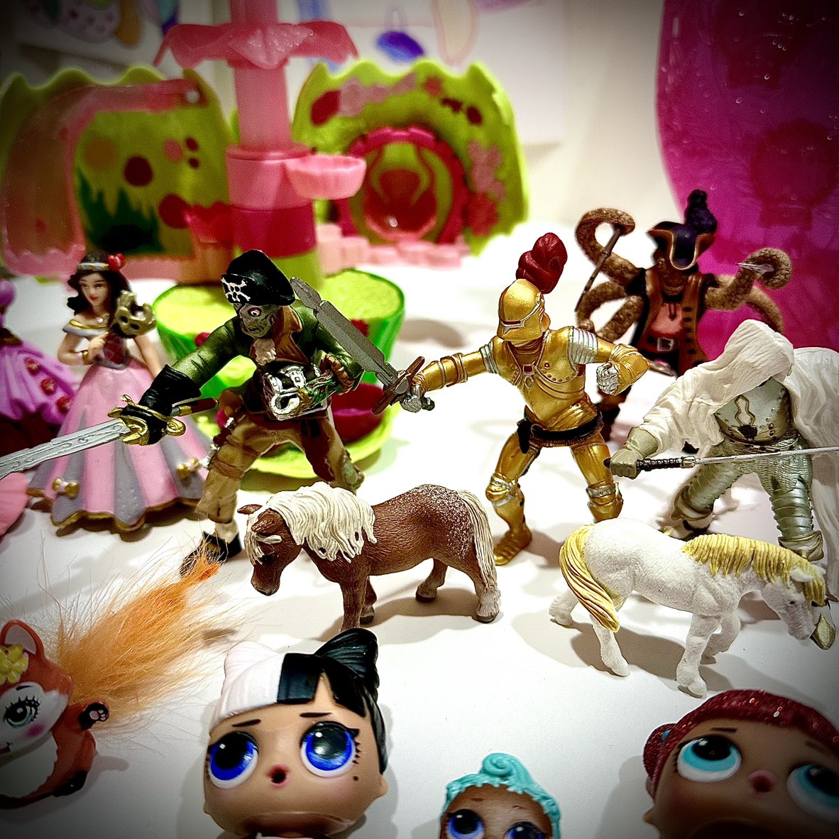 Large collection of Figurines, LOL Dolls, Polly Pocket - photo 4