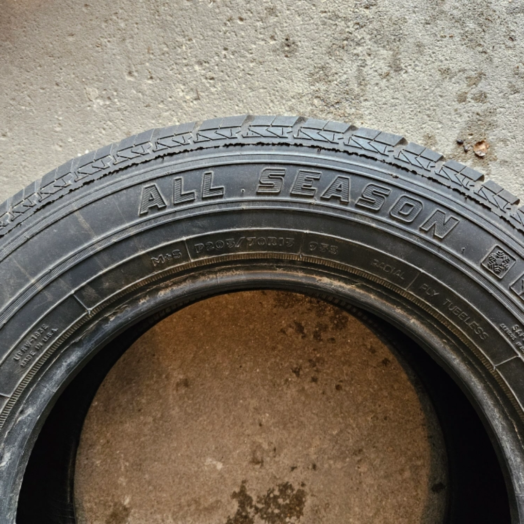 All season Tire P205/70R15  95S need to free up space image indicator(2)