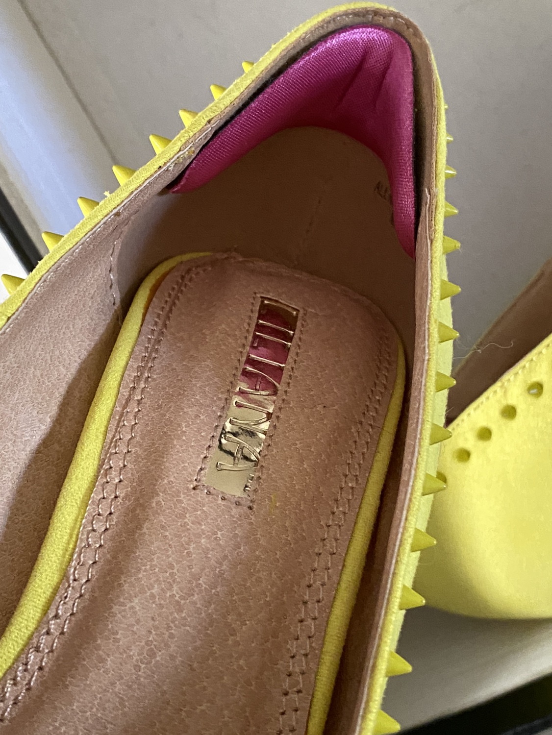 Neon yellow pumps with tiny spikes - photo 2