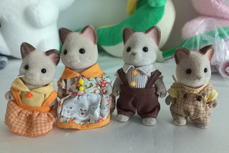 Sylvanian Cream Cat Families (2007 Japan) vintage thumbnail