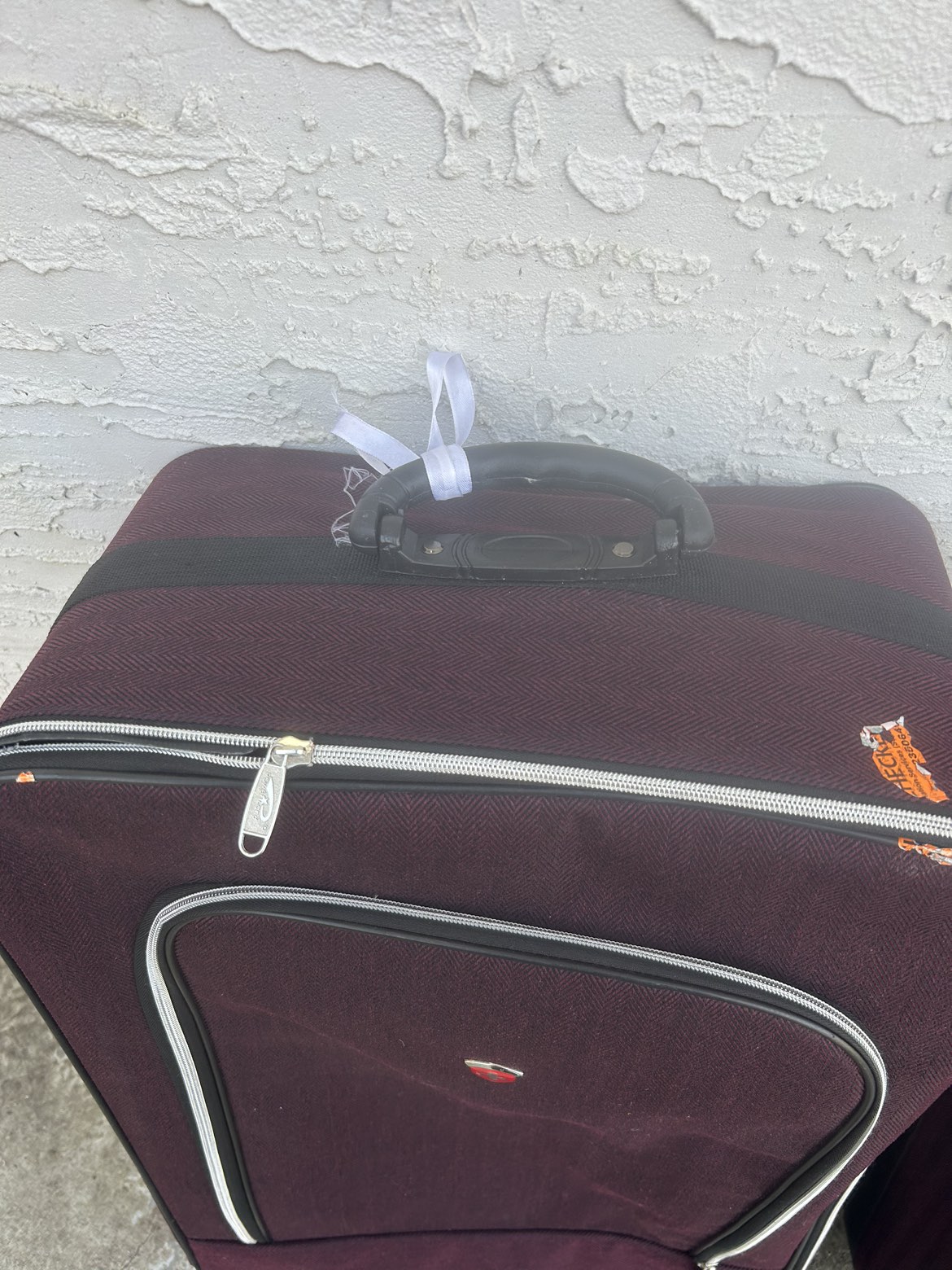 2 luggages , good condition, wheel broke - photo 2