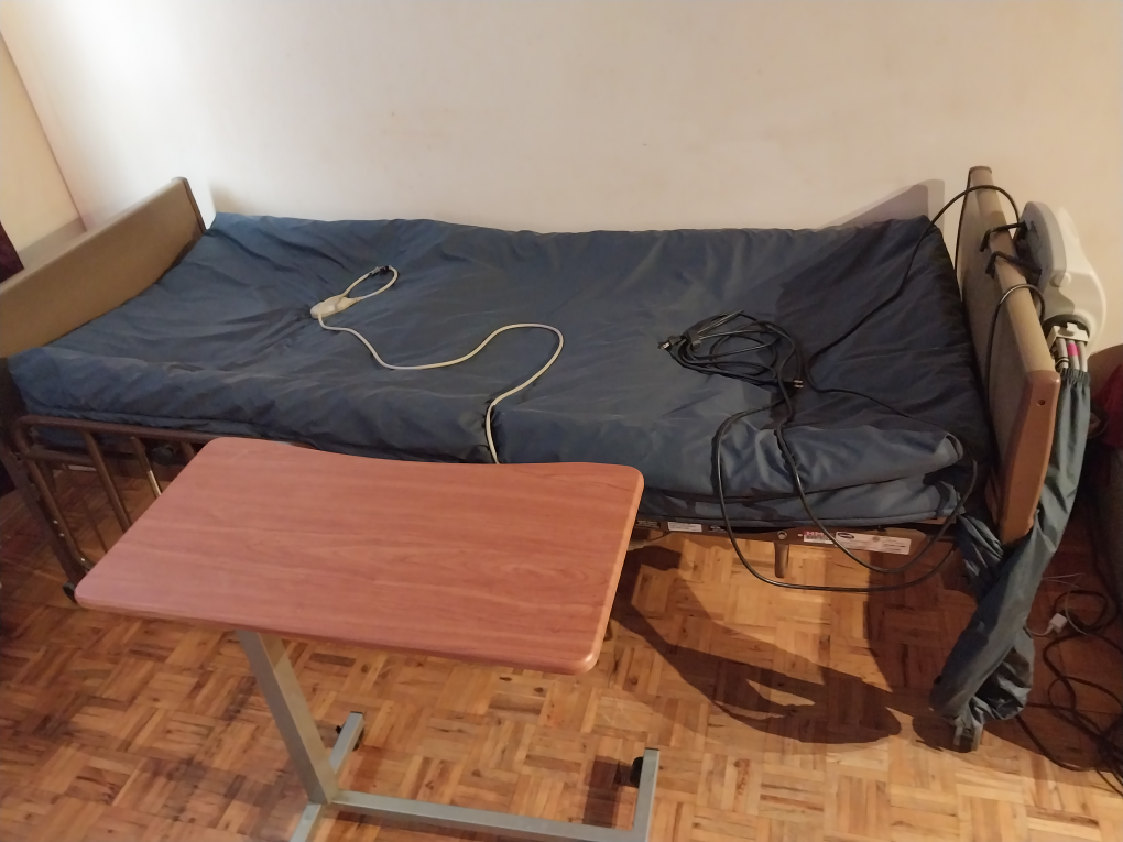 hospital bed with special mattress and feeding table image indicator(3)